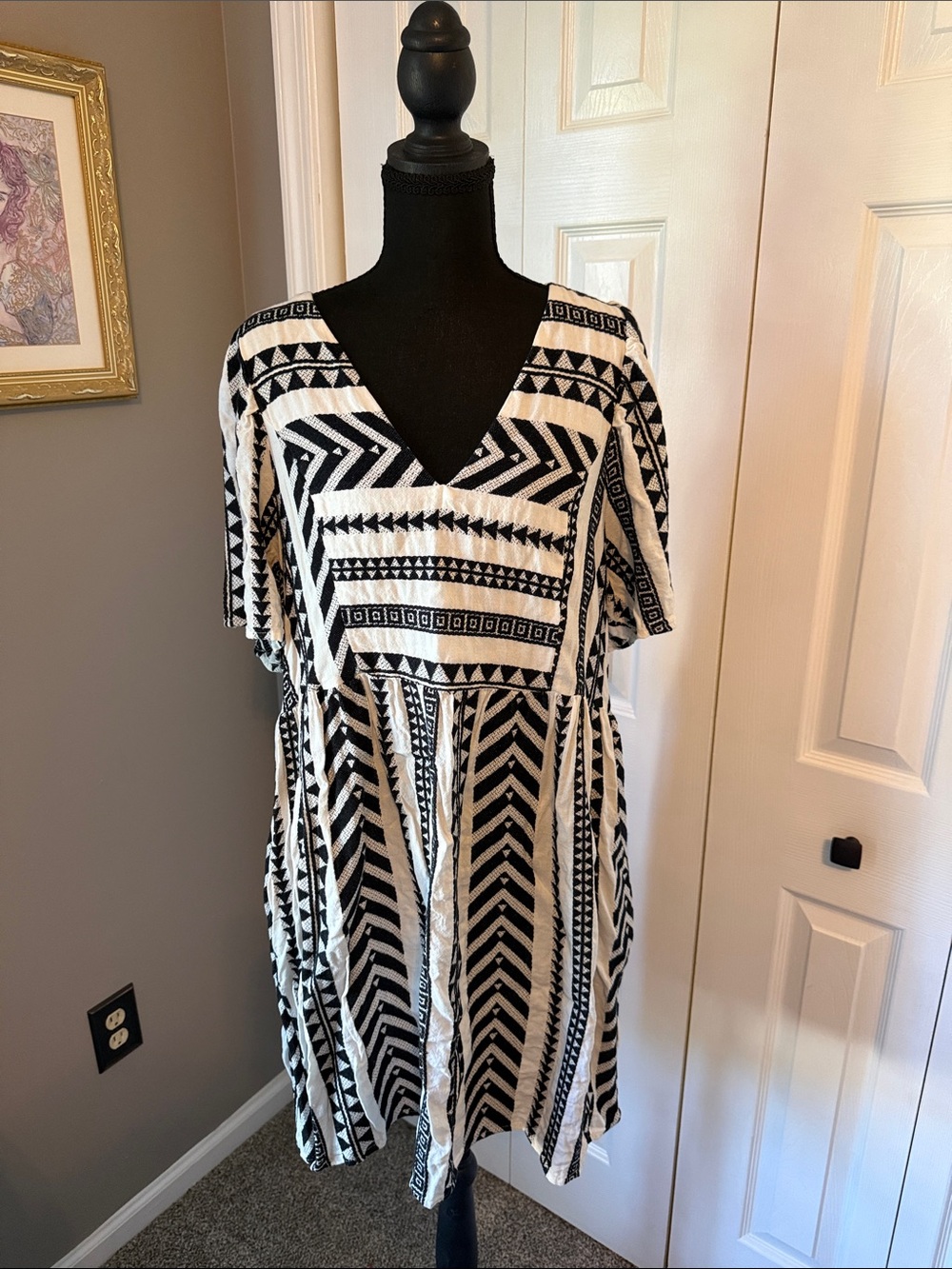 Black & White V-Neck Geometric Dress